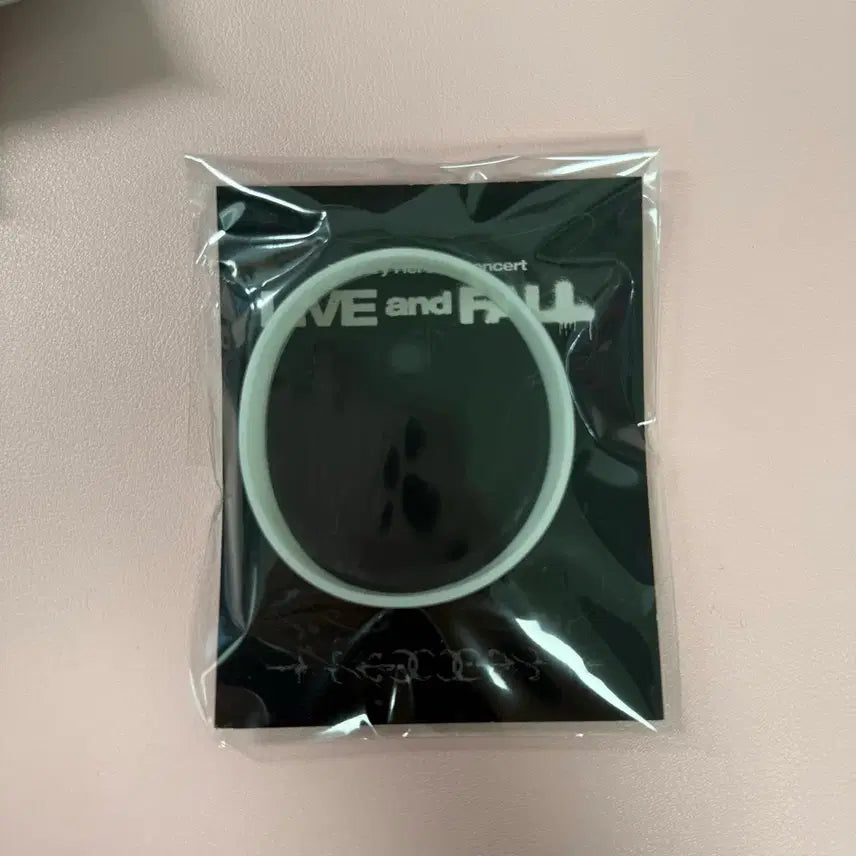 [BUNJANG] Xdinary Heroes XH Lip & Pull Gaon Silicone Bracelet / 엑스디너리히어로즈 엑디즈 립앤폴 가온 실리콘 팔찌 양도