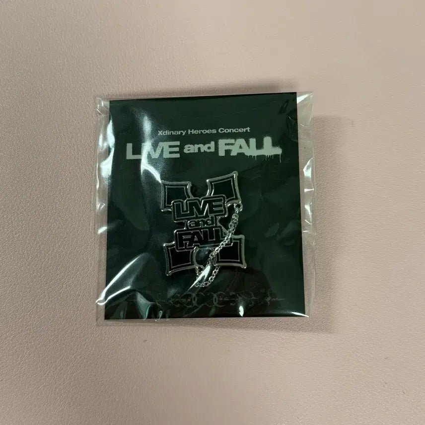 [BUNJANG] Xdinary Heroes XHeres Concert Lip & Pull Badge / 엑스디너리히어로즈 엑디즈 립앤폴 콘서트 뱃지 양도