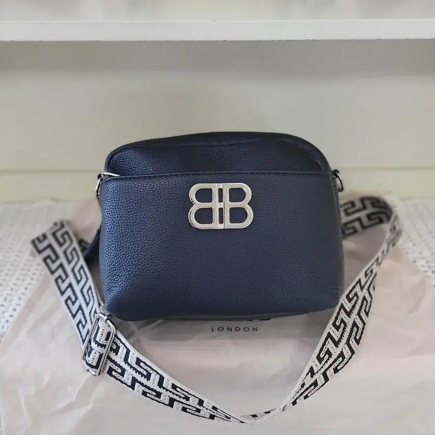 [BUNJANG] Embossed Leather Crossbody Bag / 예쁜 보세 크로스백