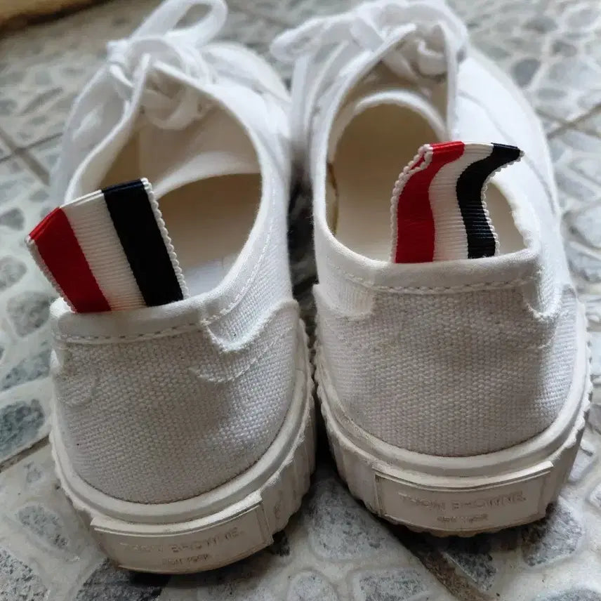 [BUNJANG] Thom Browne White Sneakers with Tricolor Stripe Tab / 톰브라운 화이트 스니커즈 삼선탭