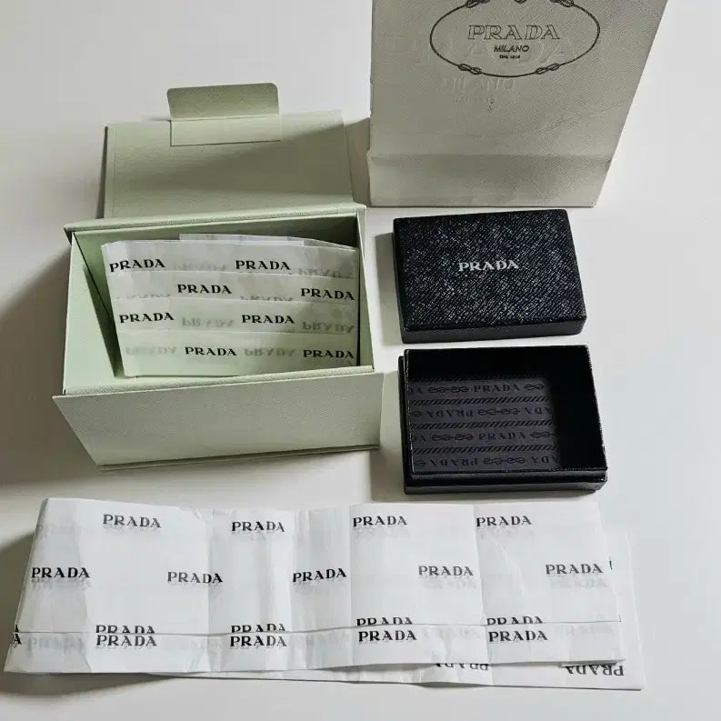 [BUNJANG] PRADA Magnetic Box and Shopping Bag Set / [거의새것] PRADA프라다 자석박스와 쇼핑백 일괄