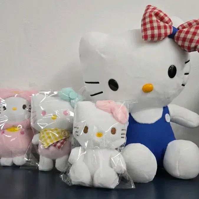 [BUNJANG] Hello Kitty Medium Plush Doll + 3 Keyrings / 헬로키티 중형 봉제인형+키링3종