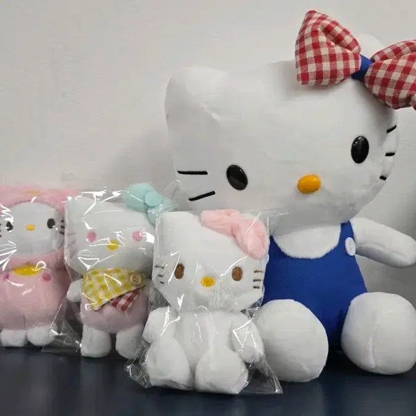 [BUNJANG] Hello Kitty Medium Plush Doll + 3 Keyrings / 헬로키티 중형 봉제인형+키링3종