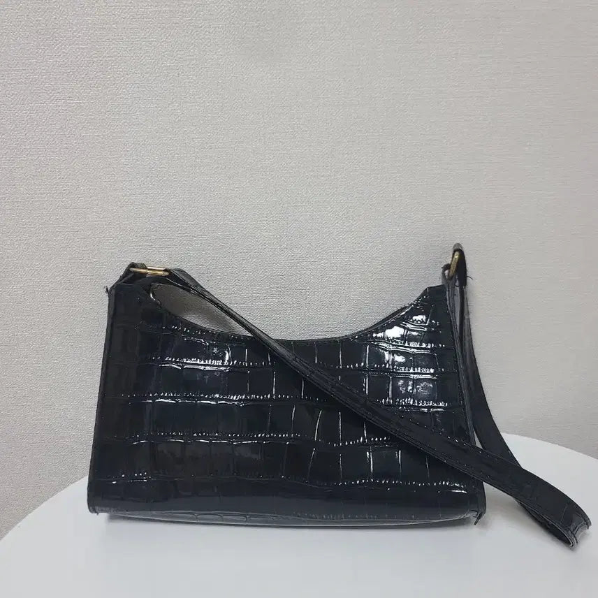 [BUNJANG] Black Crocodile Pattern Shoulder Bag / 블랙 크로커다일 패턴 숄더백