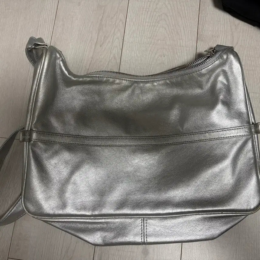 [BUNJANG] Silver Leather Shoulder Bag / 실버 레더 숄더백