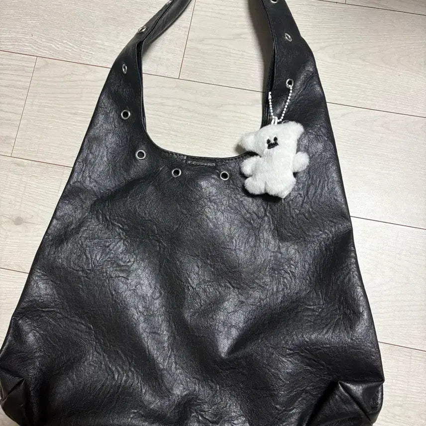 [BUNJANG] Black Leather Shoulder Bag with Keychain / 블랙 레더 숄더백 + 키링