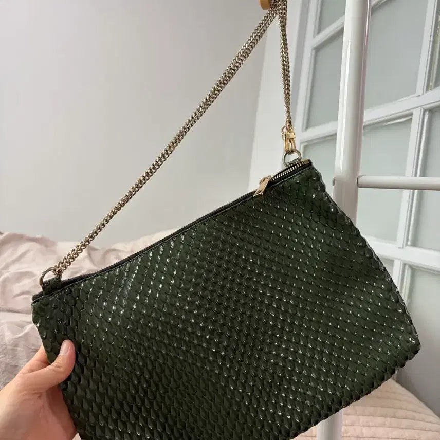 [BUNJANG] Unique Embossed Chain Clutch Bag / 유니크한 엠보 체인 클러치백