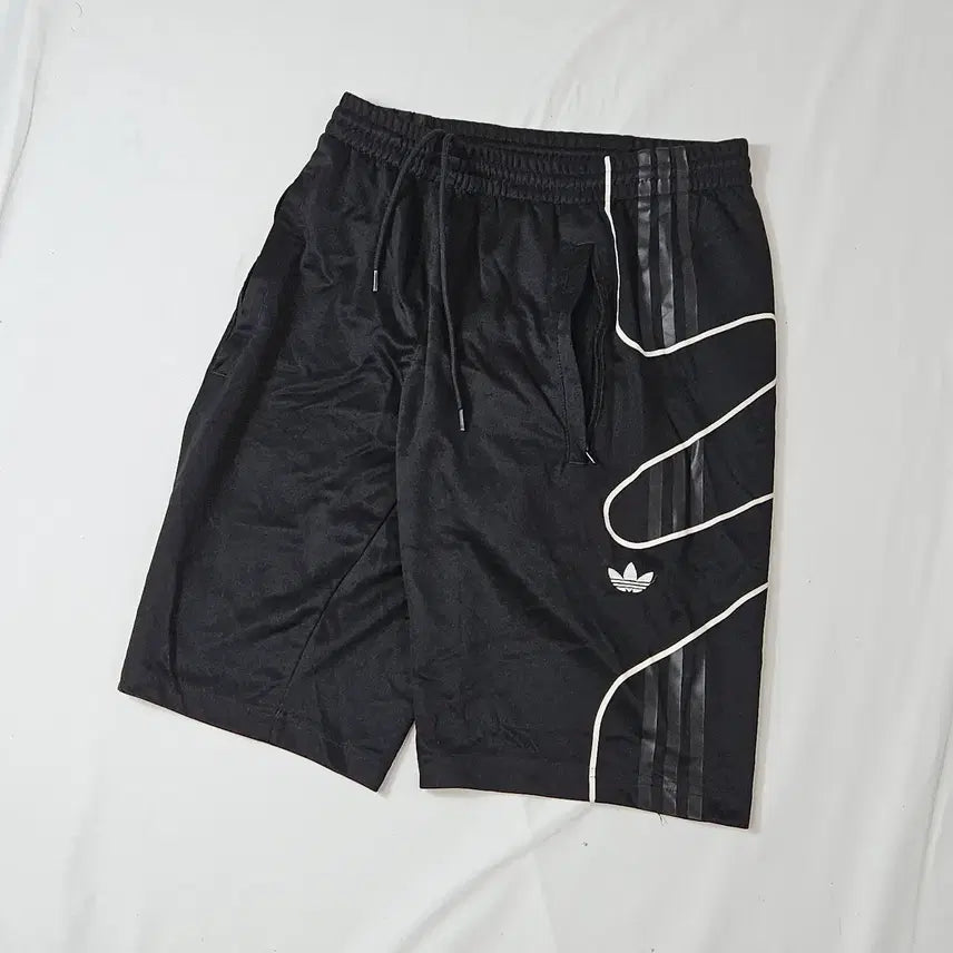 [BUNJANG] Adidas Originals Flame Trefoil Shorts Black/White M / 아디다스 오리지널 검흰 플레임 트레포일 숏팬츠 반바지 스포츠 트레이닝 M