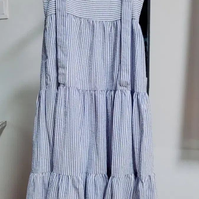 [BUNJANG] Stripe Ruffle Strap Dress / 새제품 스트라이프 캉캉 끈 원피스