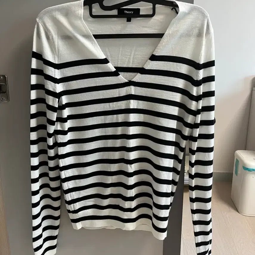 [BUNJANG] Theory V-Neck Striped Knit Sweater / 띠어리 브이넥 스트라이프 니트(P)