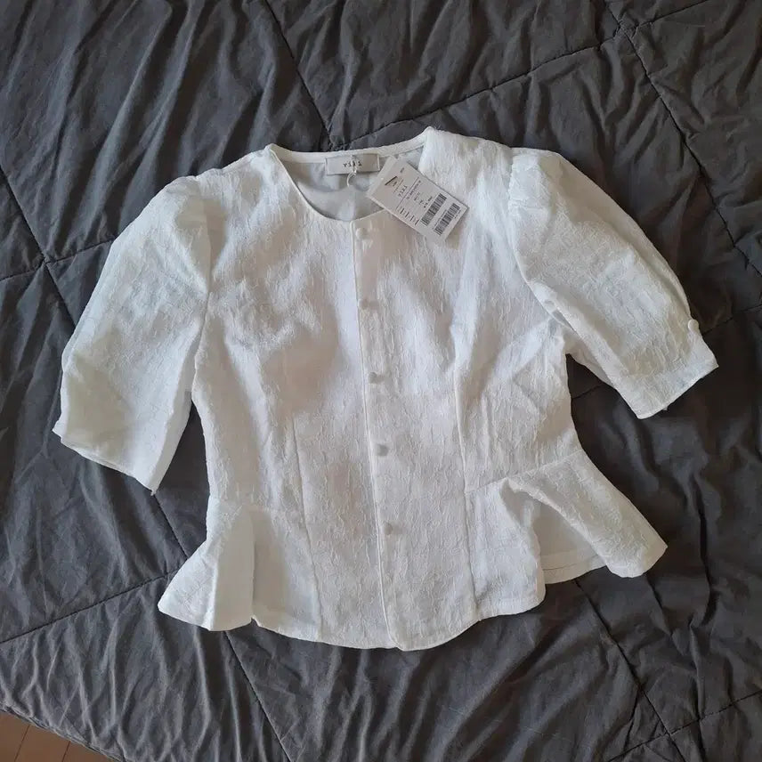 [BUNJANG] Biki Embo Peplum Short Sleeve Blouse / 비키 엠보 페플럼 반팔 블라우스 TKBAE2454