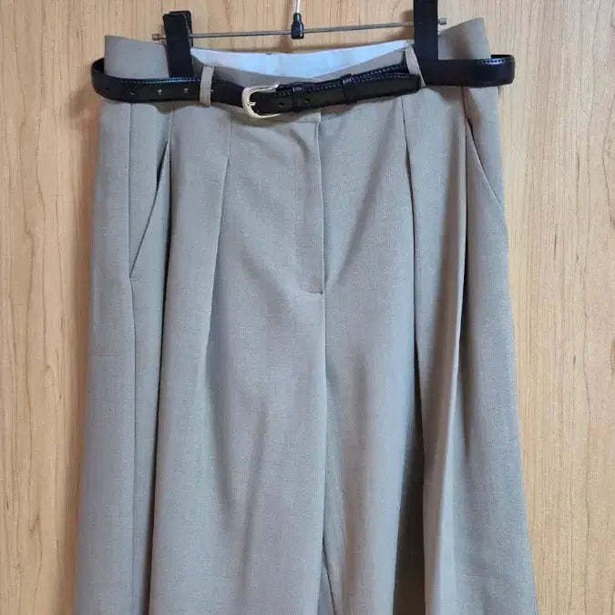 [BUNJANG] Beige Bermuda Shorts with Belt Loops / 버뮤다팬츠