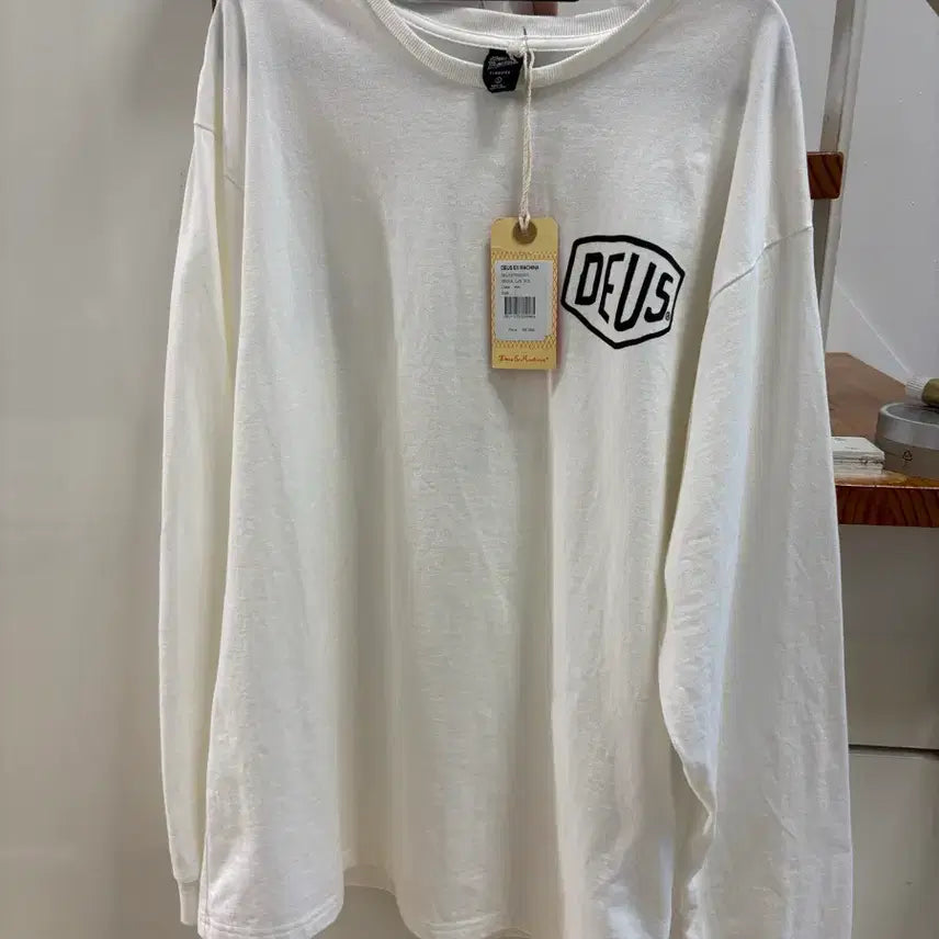 [BUNJANG] Deus Ex Machina Seoul College Long Sleeve T-Shirt White L / 데우스 엑스 마키나 서울 컬리지 롱슬리브 티셔츠 화이트 L