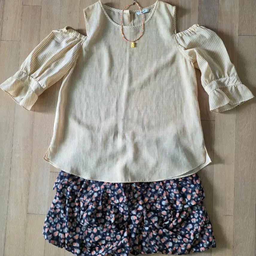 [BUNJANG] List Stripe Off-Shoulder Blouse & Soup Pattern Skirt Set / (세트)리스트 스트라이프 오프숄더 블라우스 & soup 패턴 스커트 세트