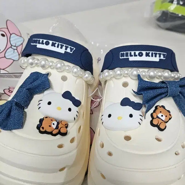[BUNJANG] Hello Kitty Crocs Sandals with Charm / 헬로키티 크록스 샌들 + 키링 장식