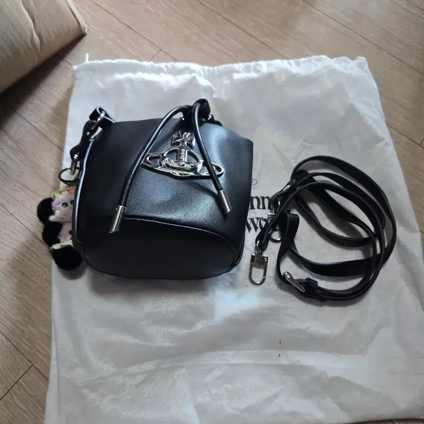 [BUNJANG] Vivienne Westwood Black Bucket Bag with Strap and Mongdang Monster Keyring / 비비안웨스트우드 블랙 버킷백 + 스트랩 + 몽당몬스터 키링