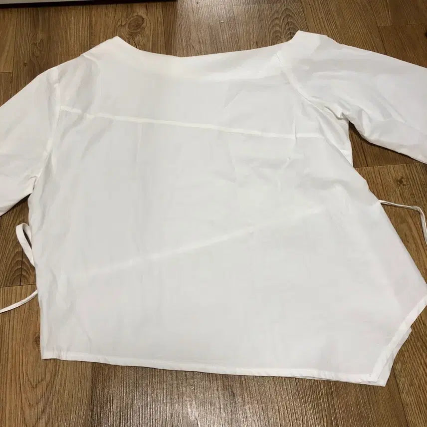 [BUNJANG] White Asymmetrical Blouse / 화이트 비대칭 블라우스