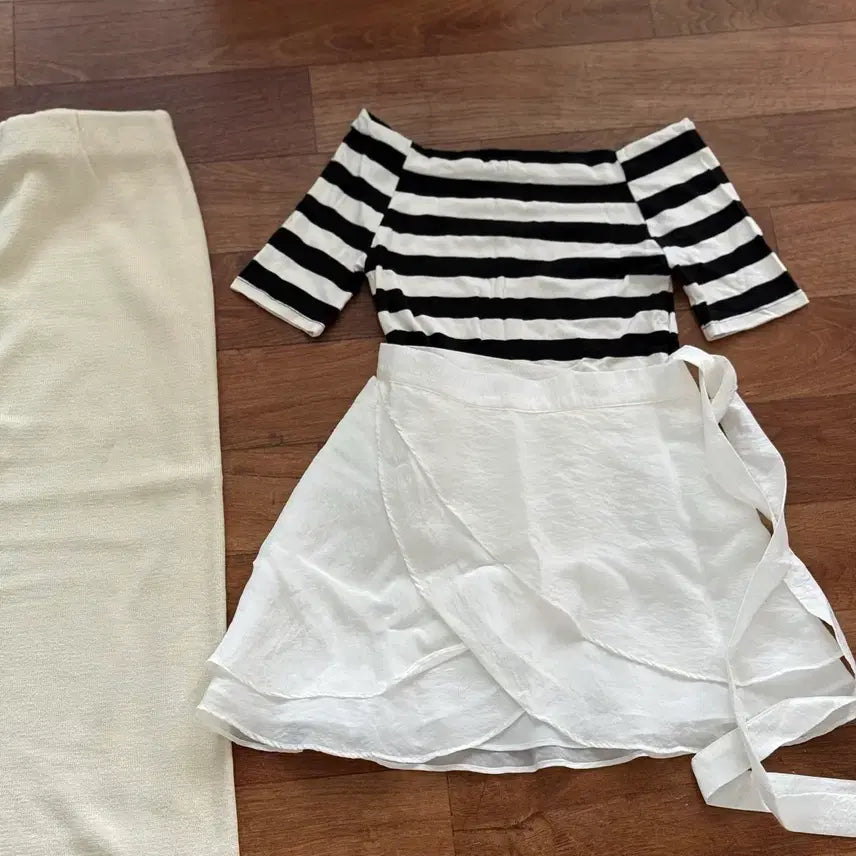 [BUNJANG] Stripe Off-Shoulder T-Shirt / 스트라이프 오프숄더 티셔츠