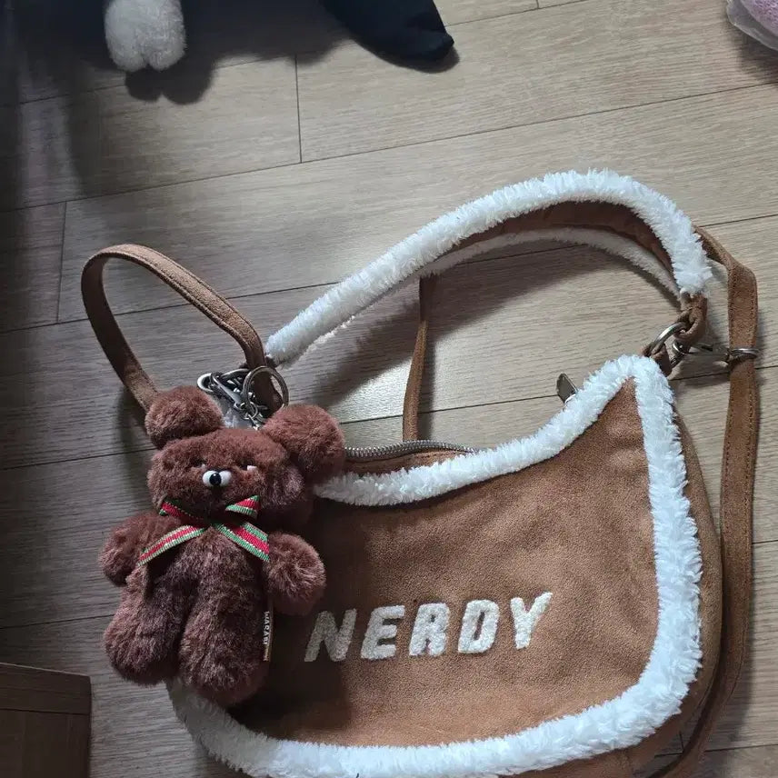 [BUNJANG] NERDY Fur Shoulder Bag Brown + Wasabi Bear Keyring / 널디 퍼 숄더백 브라운 + 와사비베어 키링