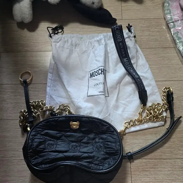 [BUNJANG] Moschino Black Quilted Chain Crossbody Bag / 모스키노 블랙 퀼팅 체인 크로스백