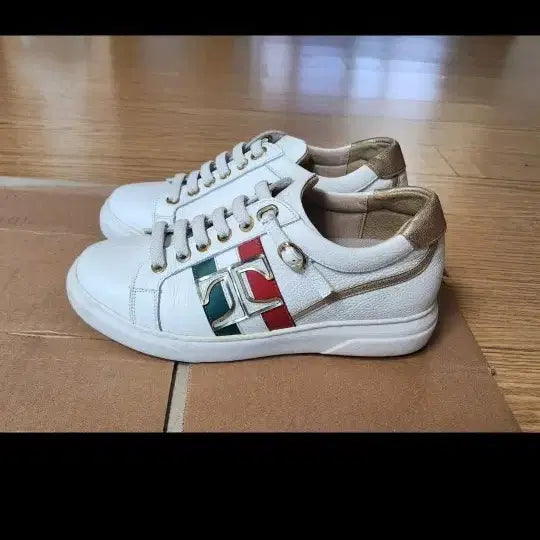 [BUNJANG] Tandy White Leather Sneakers with Gold Accent / 탠디 흰색 가죽 스니커즈 골드 포인트 여성 스니커즈 230