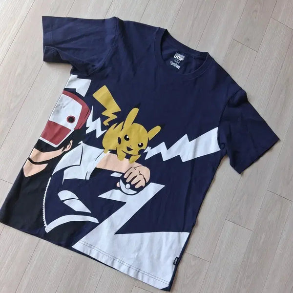 [BUNJANG] Uniqlo UTGP Pokemon Pikachu Red T-Shirt Navy L / UTGP 유니클로 포켓몬 반팔 티셔츠 레드 피카츄 네이비 L