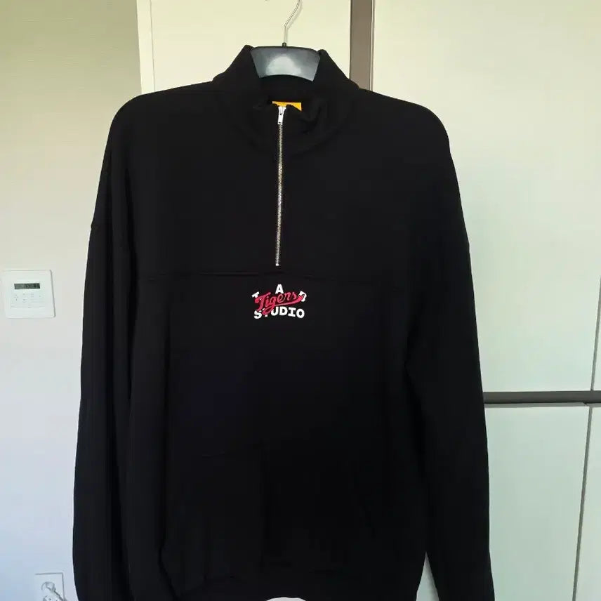 [BUNJANG] Kia Tigers x IA Studio Studio Double Logo Half Zip-Up Black / 기아타이거즈 x아이앱스튜디오 스튜디오 더블로고 하프 집업 블랙