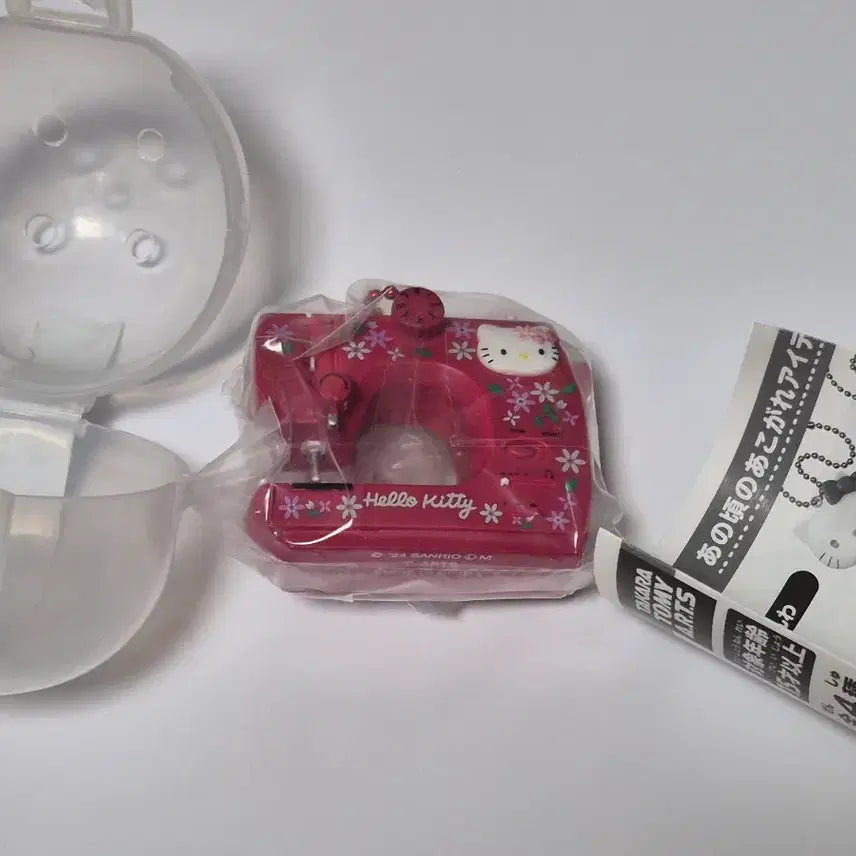 [BUNJANG] Sanrio Hello Kitty 50th Anniversary Retro Sewing Machine Gachapon Keychain (Sealed) / 미개봉 헬로키티 50주년 레트로 가챠 키링 재봉틀 미싱