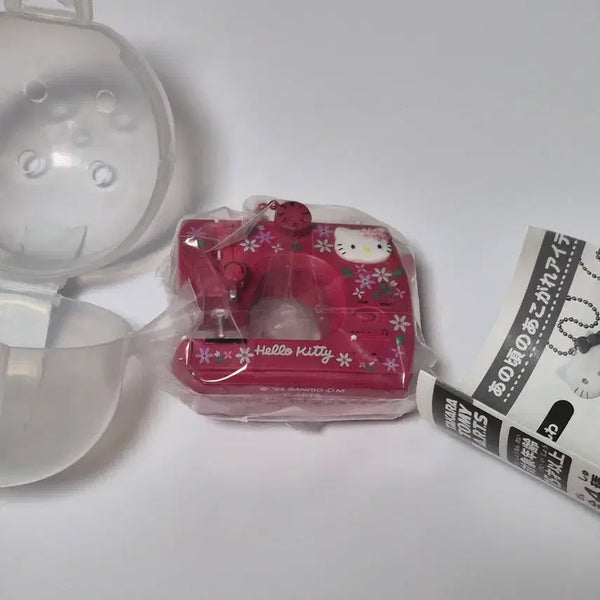 [BUNJANG] Sanrio Hello Kitty 50th Anniversary Retro Sewing Machine Gachapon Keychain (Sealed) / 미개봉 헬로키티 50주년 레트로 가챠 키링 재봉틀 미싱