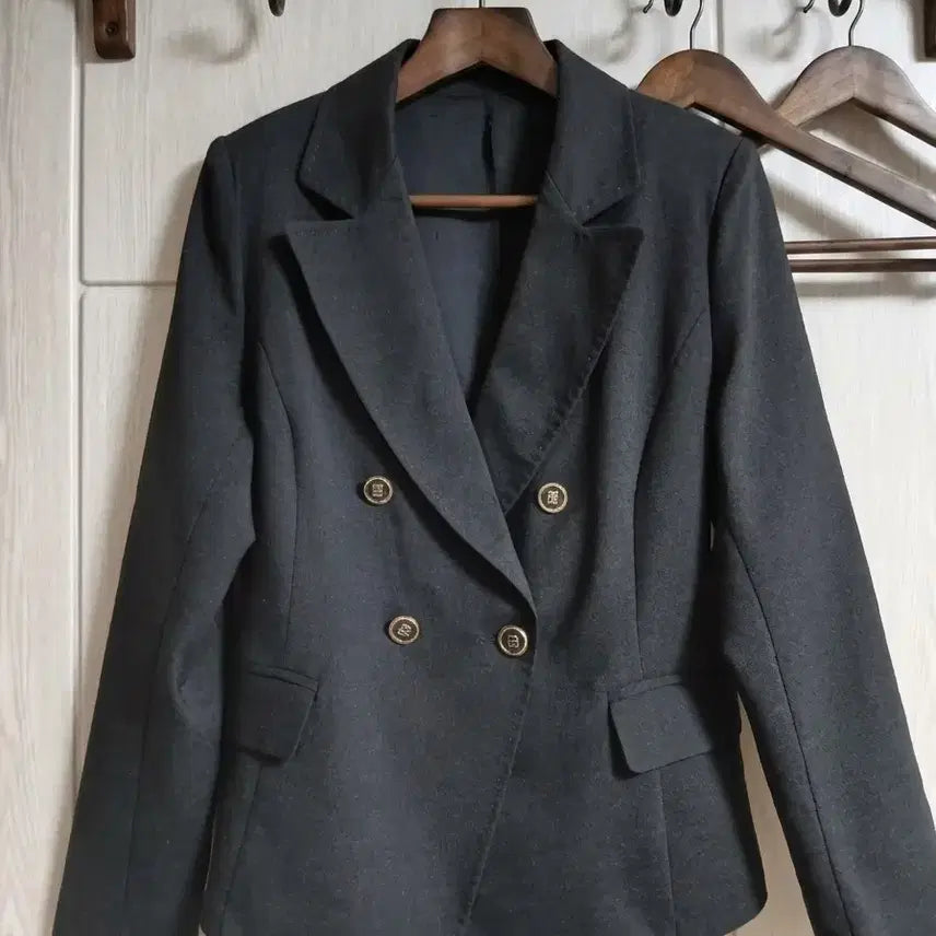 [BUNJANG] Black Slim Fit Jacket with Gold Button Detail / 금장 버튼 슬림핏 자켓 / 봄여름 블랙 자켓