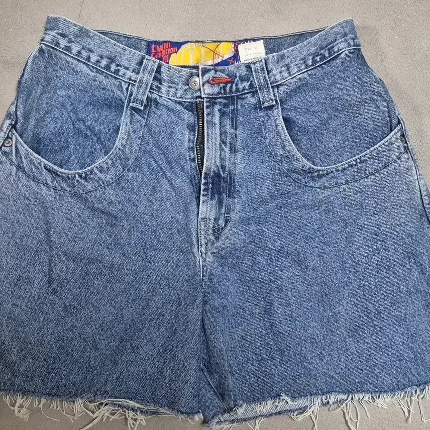 [BUNJANG] Twin Cartoon Denim Cut-Off Shorts (Size 32) / 트윈 카툰 데님 컷오프 반바지
