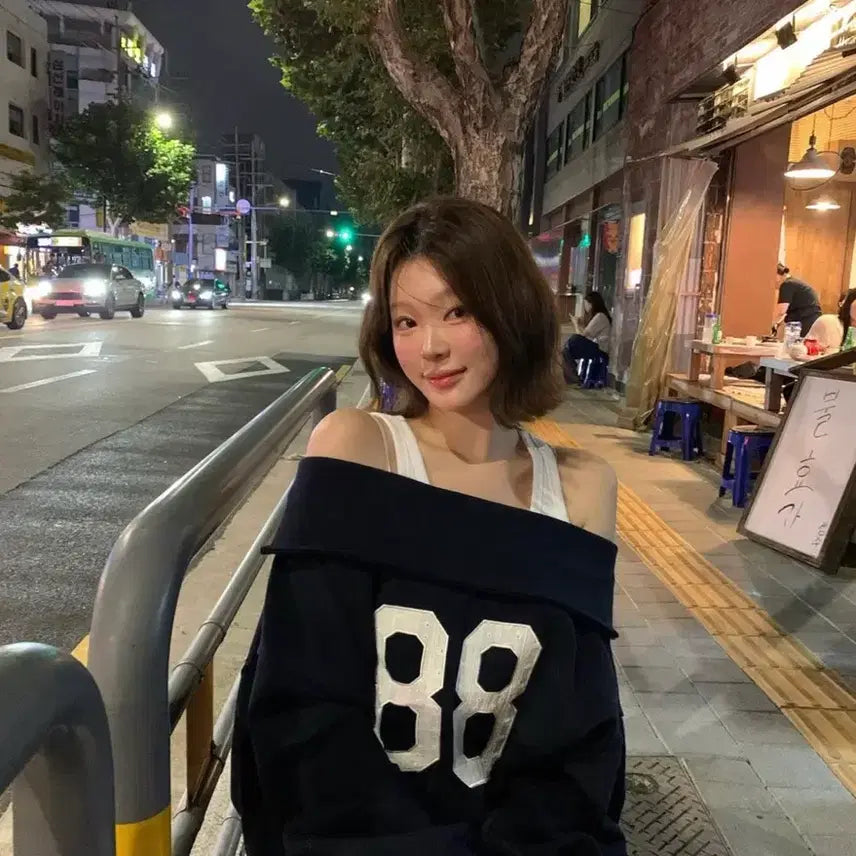 [BUNJANG] Soverment Off-Shoulder Sweatshirt / 소버샵 오프숄더 맨투맨