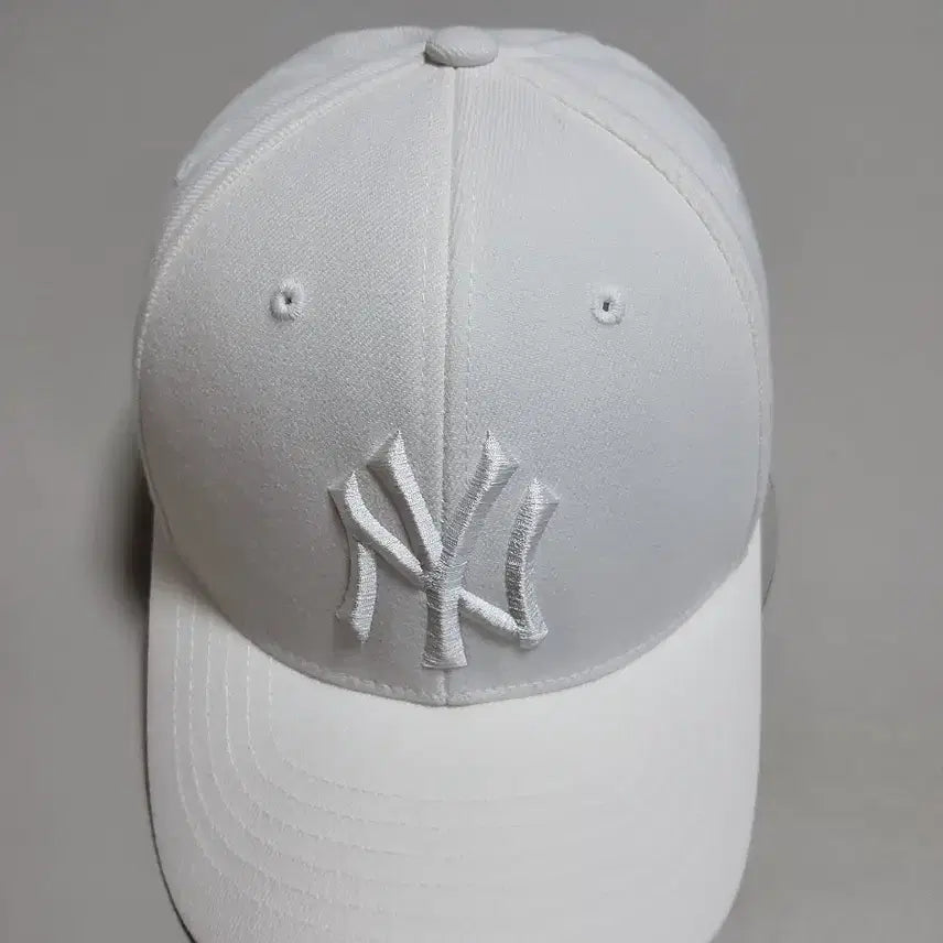 [BUNJANG] MLB New York Yankees White Baseball Cap / MLB 뉴욕 양키스 화이트 볼캡