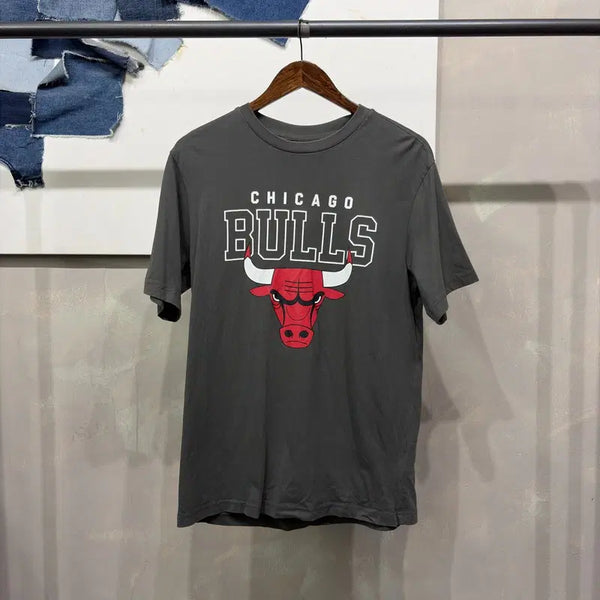 [BUNJANG] NBA Chicago Bulls Street Big Logo Printing Short Sleeve T-Shirt / (100) NBA 시카고불스 농구 스트릿 빅로고 프린팅 반팔 티