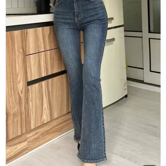 [BUNJANG] KindaMe Two-Button High-Waist Mid-Rise Bootcut Jeans / 카인다미 투버튼 하이웨스트 중진청 부츠컷