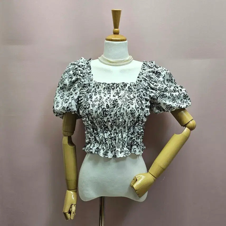 [BUNJANG] Flower Smocked Shirring Puff Blouse / 플라워 스모크 셔링 퍼프 블라우스