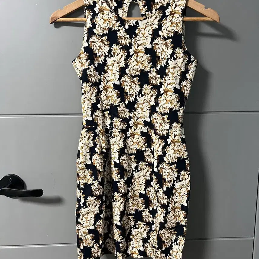 [BUNJANG] Floral Pattern Slim Fit Dress / 고급스러운 플라워 패턴 슬림 원피스 프리