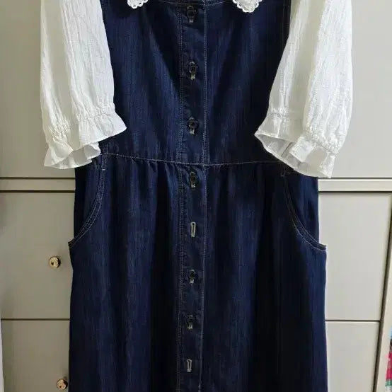 [BUNJANG] Thursday Island Flower Embroidered Denim Overalls Dress / 새상품)써스데이아일랜드 플라워 자수 데님 멜빵 원피스