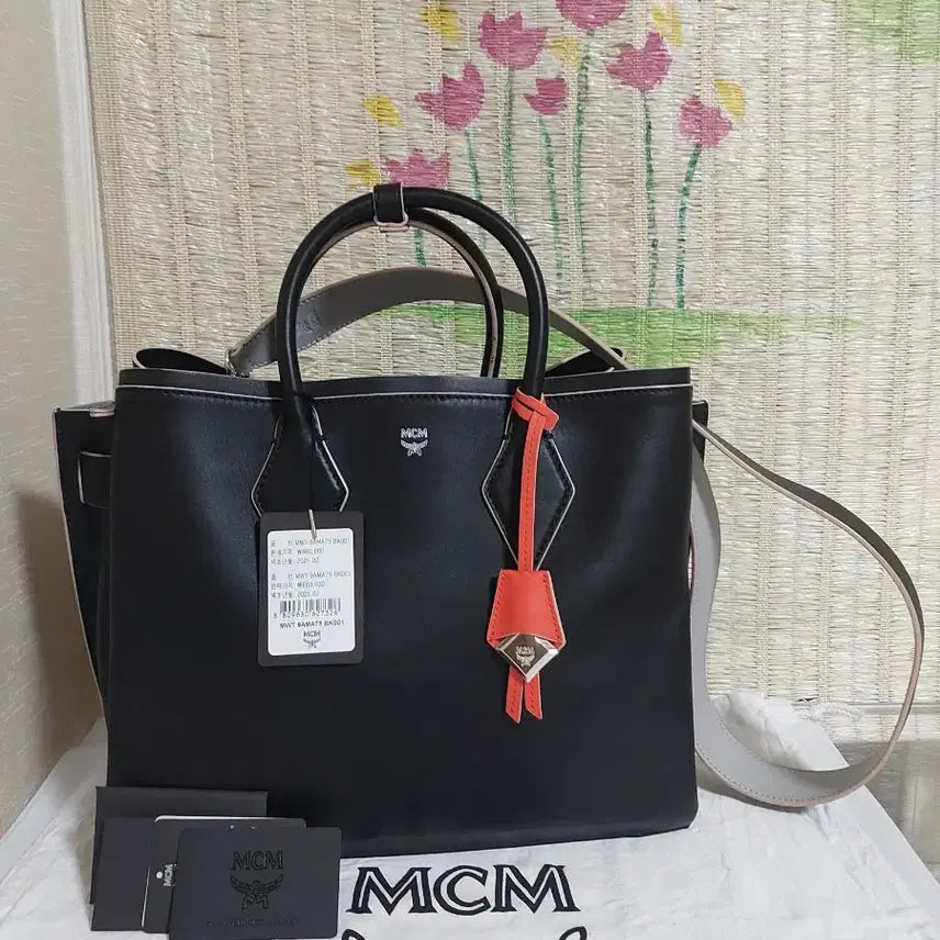 [BUNJANG] MCM Black Leather Mila Tote Bag with Charm / 미사용정품)MCM 블랙 레더 토트백 + 참 장식 가방