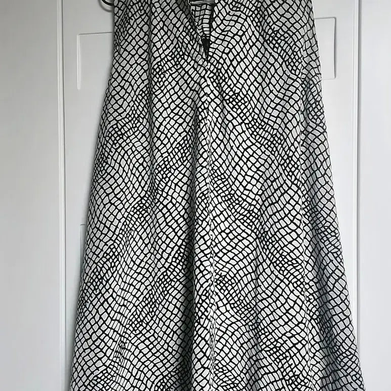[BUNJANG] Sleeveless Black and White Pattern Midi Dress / 나시 원피스 블랙앤화이트 패턴(새상품)