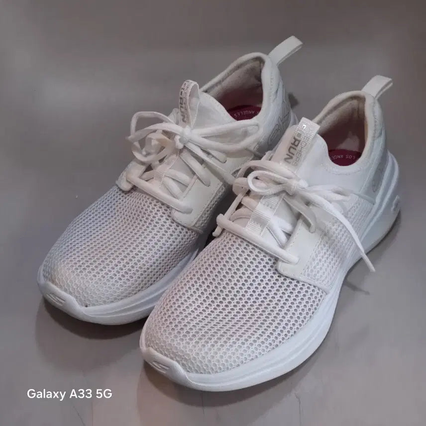 [BUNJANG] Skechers Go Run White Sneakers 230mm / 스케쳐스 고 런 화이트 운동화 230mm