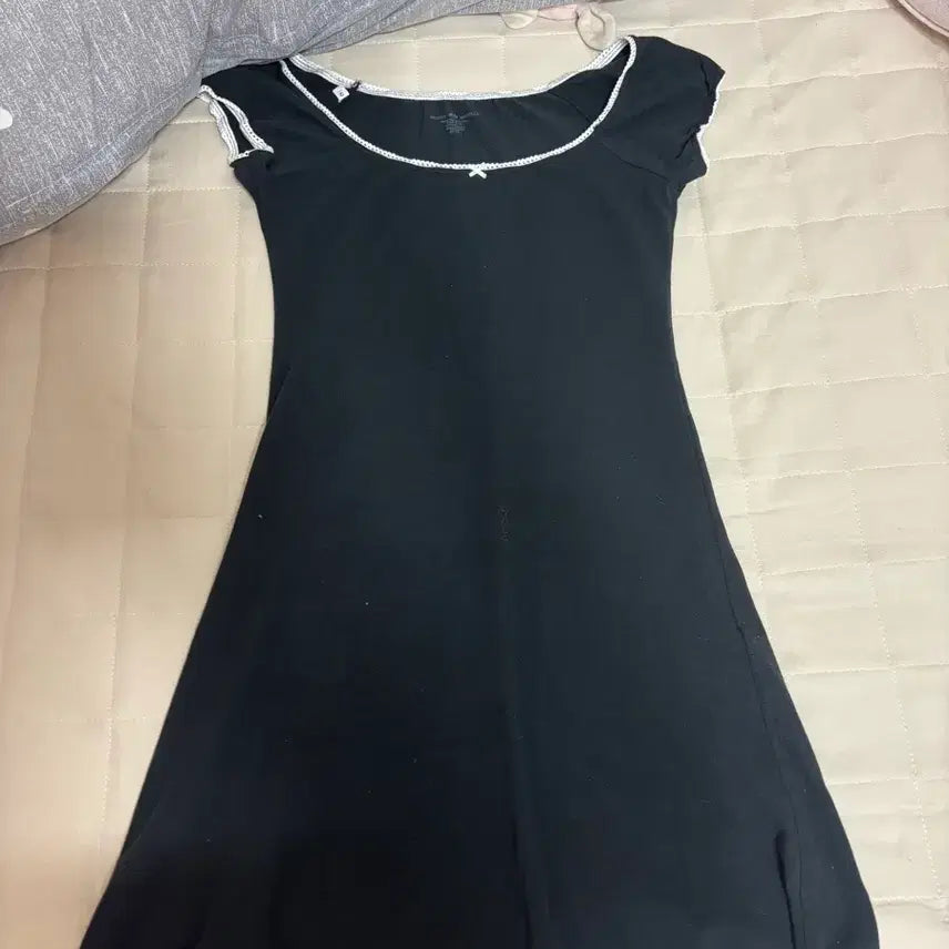[BUNJANG] Brandy Melville Ribbon Black Collar Lace Mini Dress / 브랜디멜빌 리본 블랙 카라 레이스 원피스