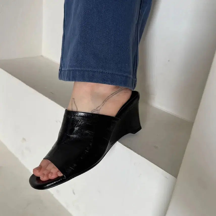 [BUNJANG] Hohuas HARI Wedge Heel Black / 호와스 HARI WEDGE HEEL (BLACK)