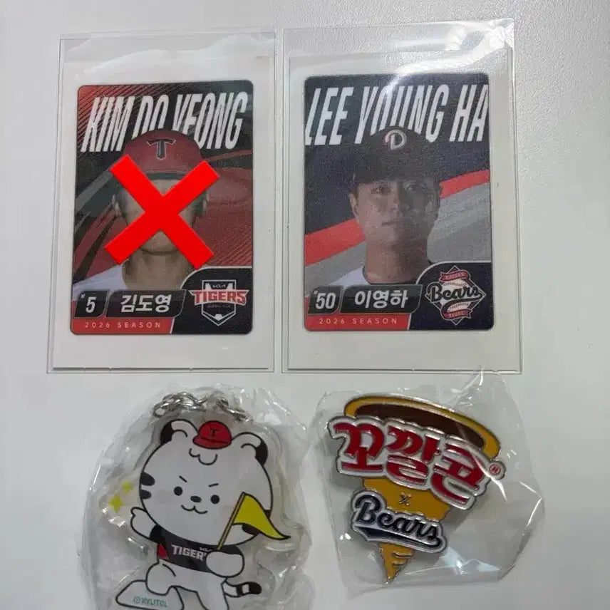 [BUNJANG] Doosan Bears, Kia Tigers, LG Twins Collaboration Collectibles / kbo 콜라보 꼬깔콘 두산 뱃지 기아 키링 이영하 띠부씰 ->엘지