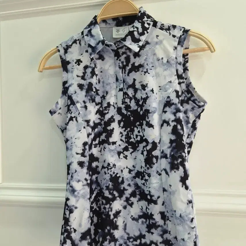 [BUNJANG] Descente Golf Women's Sleeveless T-Shirt Black/White / 데상트 골프 여성 민소매 티셔츠 블랙/화이트