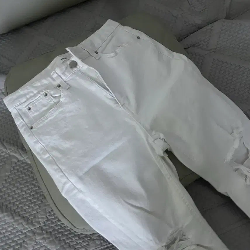 [BUNJANG] White Denim Straight Fit Pants with Ripped Detail / 화이트 데님 일자 팬츠