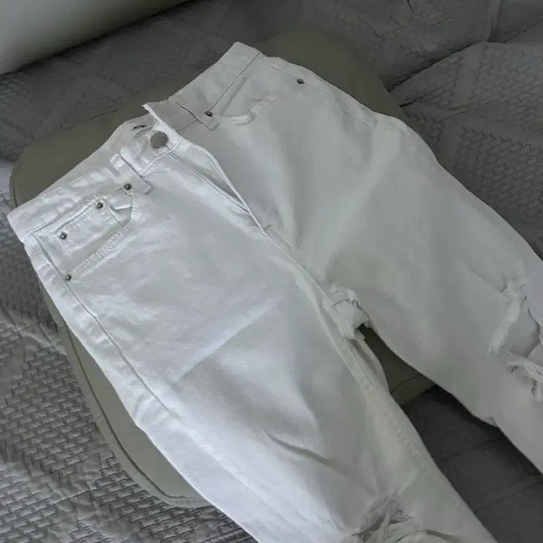 [BUNJANG] White Denim Straight Fit Pants with Ripped Detail / 화이트 데님 일자 팬츠