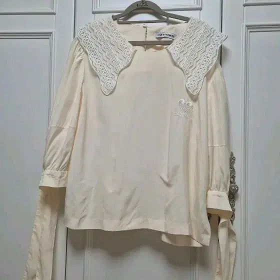 [BUNJANG] Lucky Chouette Ivory Lace Collar Ribbon Sleeve Blouse / 럭키슈에뜨 아이보리 레이스 카라 리본 소매 블라우스  36