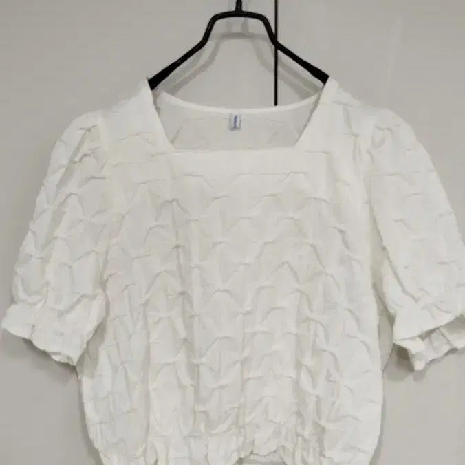 [BUNJANG] White Wrinkled Fabric Square Neck Cropped Blouse / 흰색 네모 주름잡힌 특이한 원단 스퀘어넥 허리 밴딩 숏블라우스