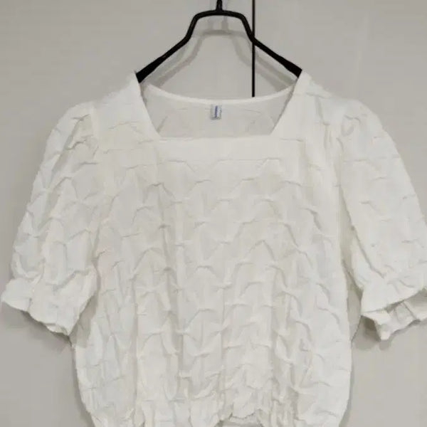 [BUNJANG] White Wrinkled Fabric Square Neck Cropped Blouse / 흰색 네모 주름잡힌 특이한 원단 스퀘어넥 허리 밴딩 숏블라우스